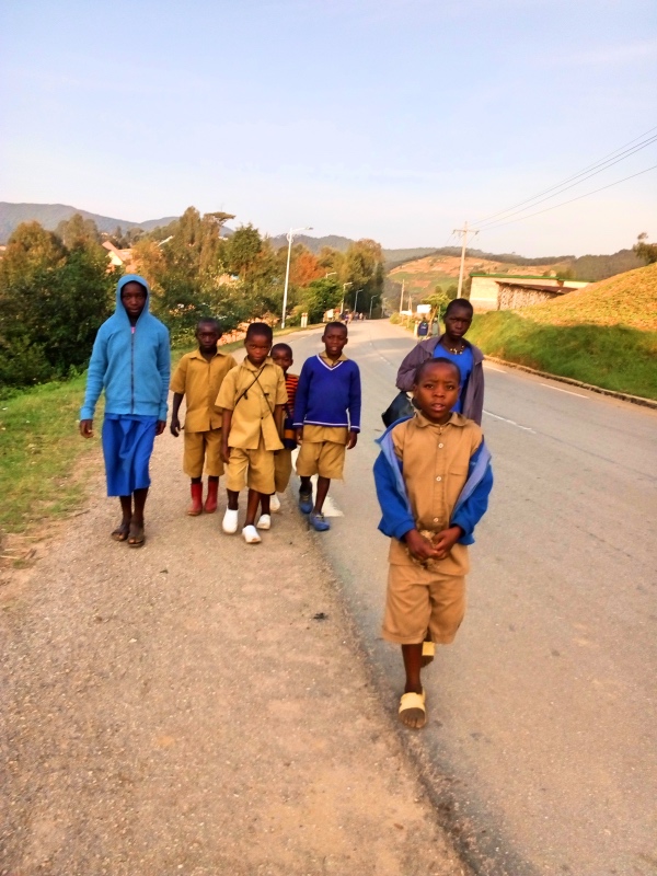 Enfants africains sur la route de l'école